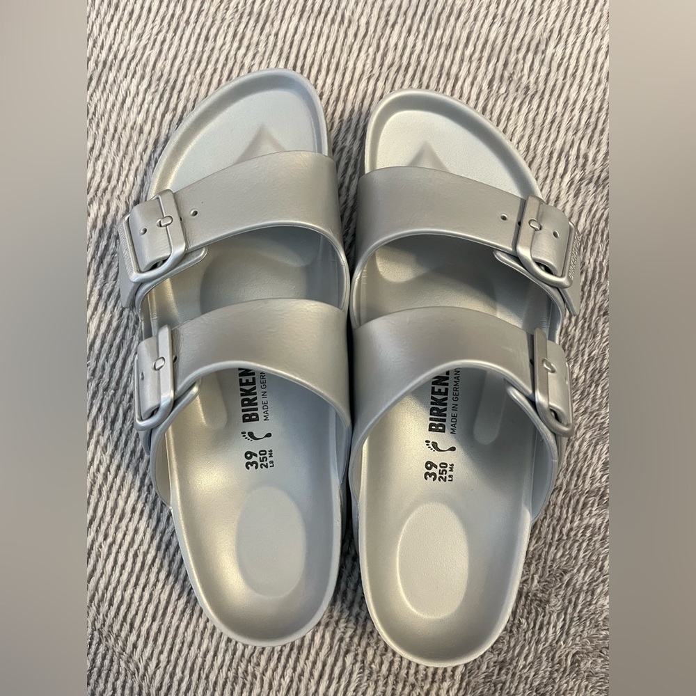 NWOT Birkenstock Arizona silver sandals. Size: 39 (Fits size 8-8.5)